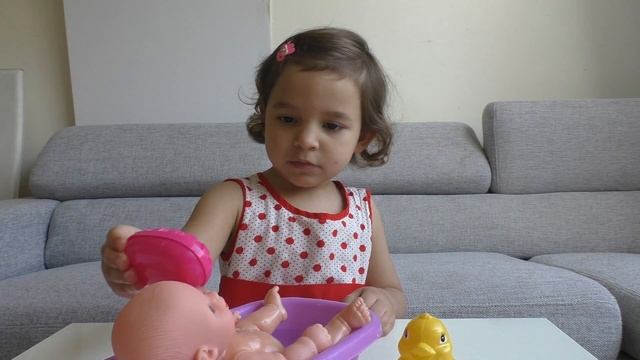 Купаем куклу малыша беби бона в ванночке Развивающее видео для детей от Mika Miracle 2016 baby born