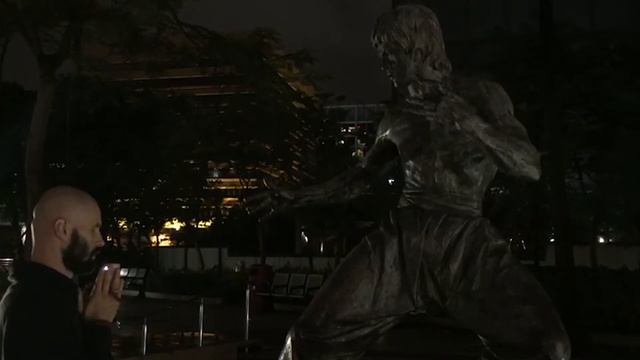 Хроники Бодхисаттвы #24 Бодхисаттва Скубаев прочел мантру около пямятника Брюсу Ли в Гонконге смотреть онлайн