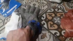 Кольчужная перчатка для обвалки мяса.
Chain mail glove for cutting meat