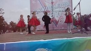 Набережная г. Павлодар, 1.06.2013г, д.сад № 84, подготовительная группа "В",танец "Колечко"