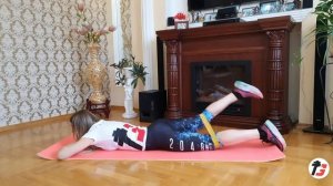 Отведение ноги назад с резинкой лежа