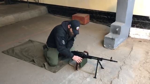 Как зарядить пулемет Калашникова, без помощи товарищей. смотреть онлайн