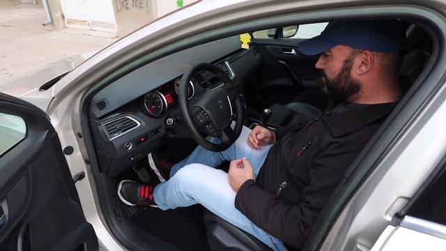 PEUGEOT 508 NOTRE POULES DANS VOTRE COUR