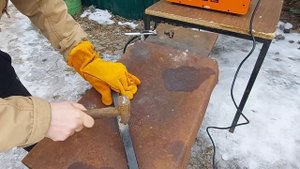 Купил инверторный сварочный полуавтомат и произвёл сварку маленькой чугунной детали.