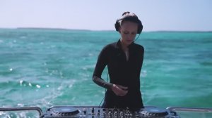 Nora En Pure, Bahamas