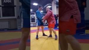 Техника борьбы самбо.          Бросок через голову от отключенных рук противника.
