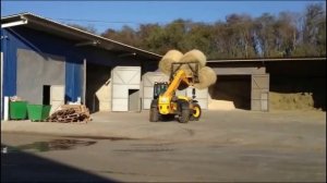 Транспортировка рулонов сена с помощью телескопического погрузчика JCB 531 70
