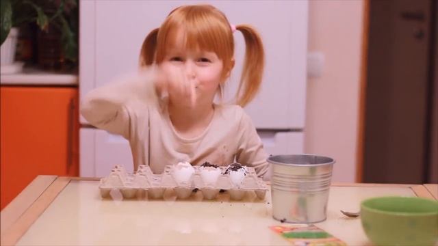 Готовимся к Пасхе. Сажаем траву в яичные скорлупки. Видео для детей смотреть онлайн