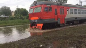 едет поезд по воде )