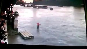 НЕВЕРОЯТНО! человек ходит по воде