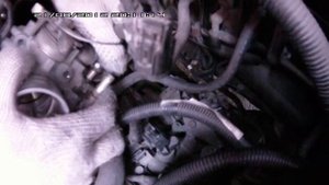 031. Honda Mobilio. Снимаем дроссельную заслонку - 9 (Ещё 2 патрубка на дроссельной заслонке)