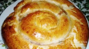 Улитка из слоеного теста с сахаром, корицей и яблоками