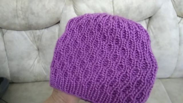 Видео-обзор бесшовной шапочки, связанной спицами узором вафельки. 2 -ой вариант. смотреть онлайн