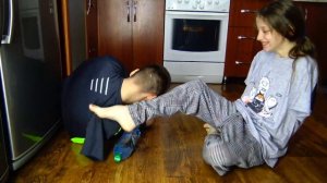 ЭКСТРЕМАЛЬНЫЙ ЧЕЛЛЕНДЖ БЕЗ РУК | ПРИГОТОВЬ ЕДУ БЕЗ РУК | NO HANDS CHALLENGE
