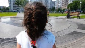 Дочь купается в фонтане.