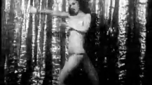 Yvonne Martay- 50s Burlesque смотреть онлайн