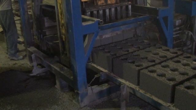 Производство шлакоблока. Цех по производству шлакоблока. Шлакоблок.