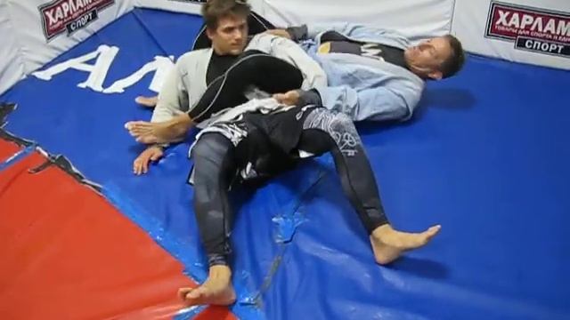 Вяжем руку противника через свою ногу с захватом за пояс и выходим на рычаг. смотреть онлайн