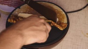 Популярный вкусный японский омлет томаго (яичный рулет) беконом и сыром на блинной сковороде