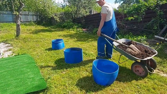 Не выбрасывайте старую дырявую бочку. Самоделка из бочки. Клумба для рассады. смотреть онлайн