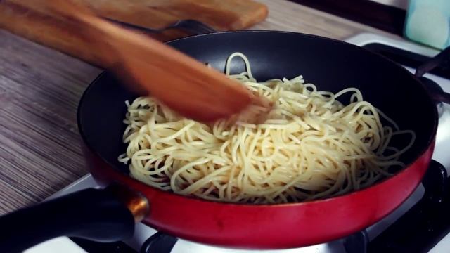 ГОТОВИМ ПРОСТО #9: СПАГЕТТИ С СОУСОМ И ПЛАВЛЕНЫМ СЫРОМ смотреть онлайн