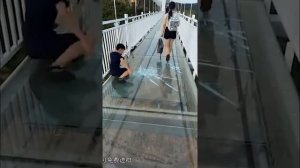 Самый длинный стеклянный мост в мире открылся в Китае.