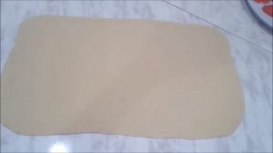 Рулет из слоеного теста с сыром и ветчиной.