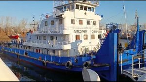 Буксир-толкач Александр Сибиряков швартуется в затоне Красноярска
