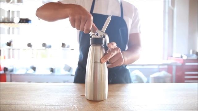 Молекулярная кухня : газированный коктейль из сельдерея