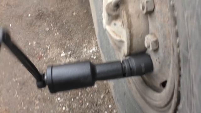 Не смог открутить колесо. Купил мясорубку... Урал лесовоз. смотреть онлайн