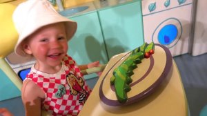 Настя в парке Свинка Пеппа - Аттракционов для детей / Funny amusement park - House of Peppa