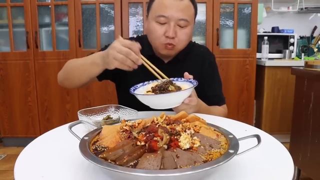 My father-in-law brought four beef trotters, and Aqiang made braised beef trotters.