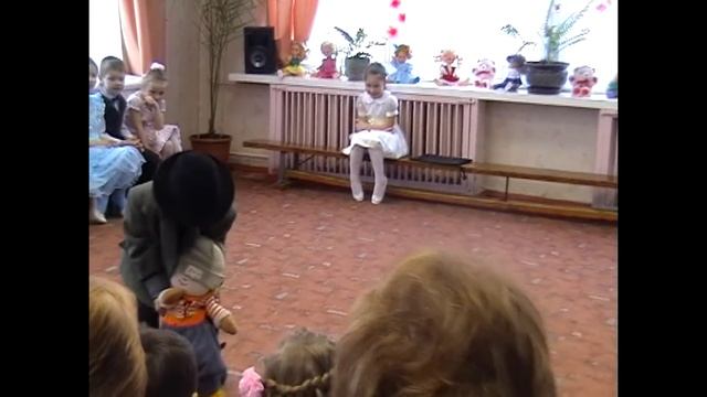 Инсценировка песни "Любимый папа"  ГБДОУ д/с №12 С.-Пб. муз. руководитель Саджая Марина (детская)