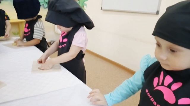 Сиреневая (средняя группа). Печём печенье смотреть онлайн