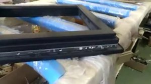 Деревянные окна со стеклопакетом, установка фурнитуры на производстве