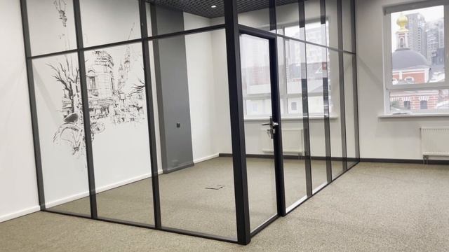 Установка каркасных профильных перегородок и двери в офисе. Стеклянные офисные перегородки.