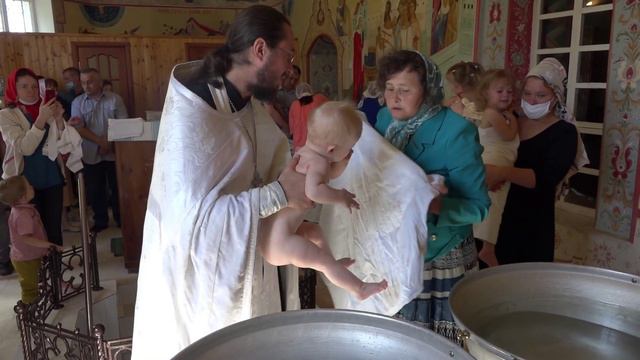 Крещение в купели младенца смотреть онлайн