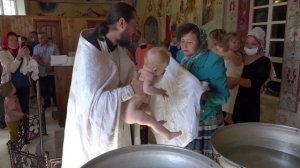 Крещение в купели младенца