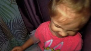 Алиса и Вика играют в прятки и прыгают на мячике!