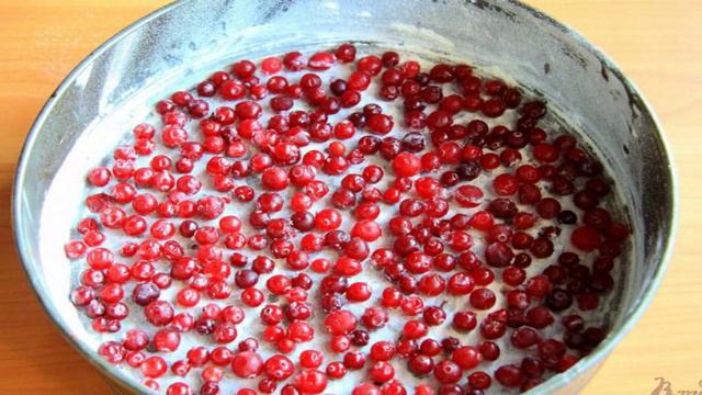 Клюквенный пирог-перевертыш