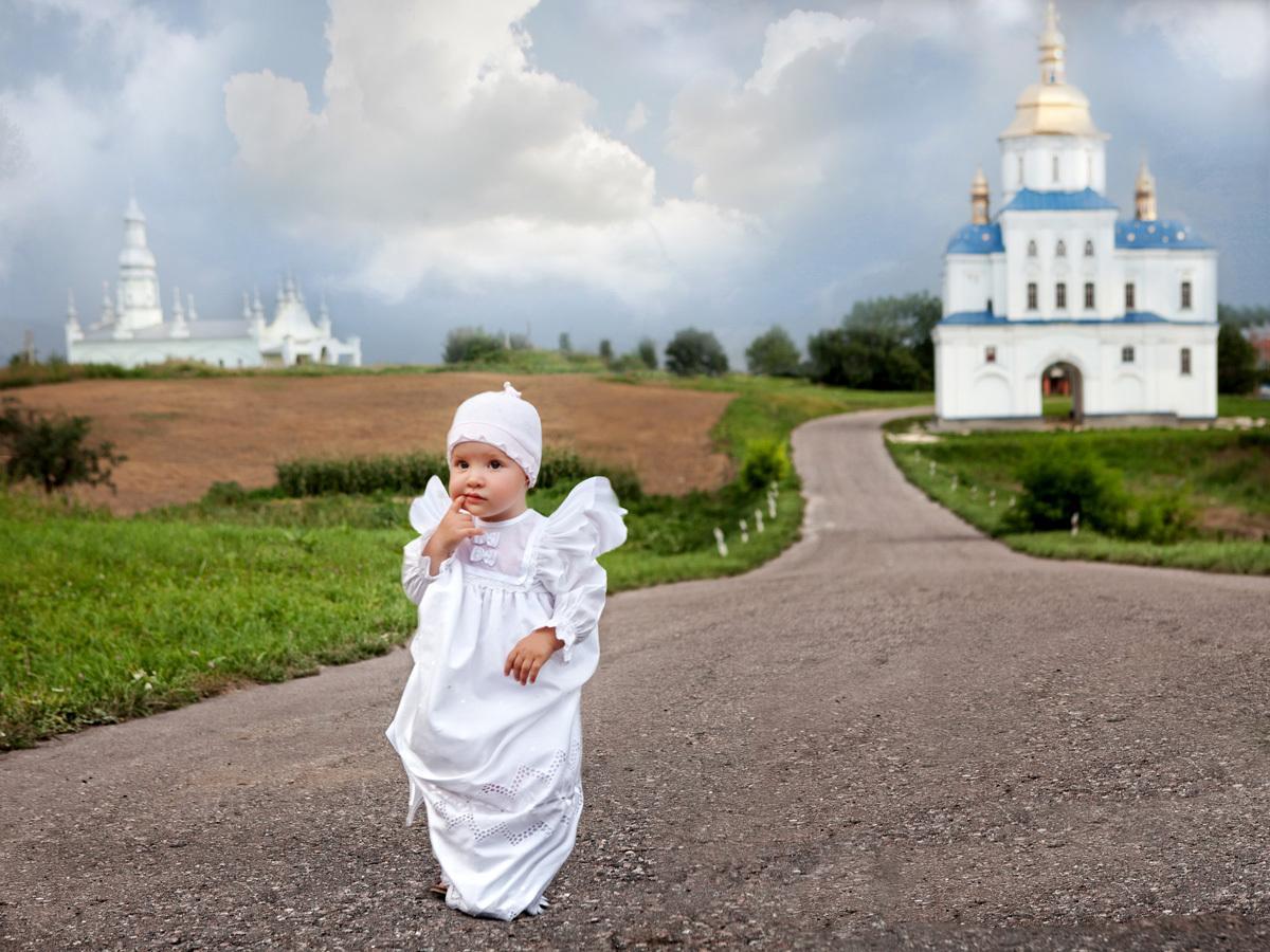 Молитва матери крещение. Дети в церкви. Православные дети. Дети около церкви. Дети на фоне храма.