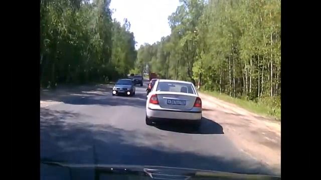 Подрезал справа. Засыпал камнями и скрылся во дворах.