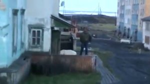 БЕЛЫЙ МЕДВЕДЬ НАПАЛ НА ЧЕЛОВЕКА!