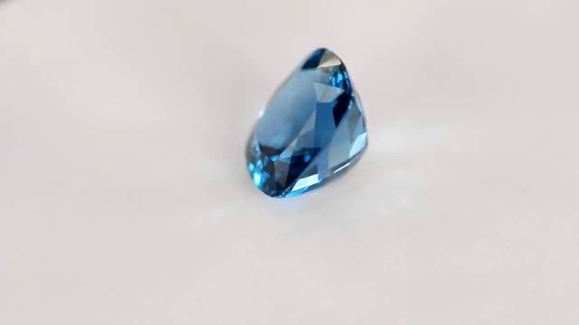Natural London blue topaz gemstone. Натуральный топаз камень. смотреть онлайн