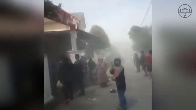 2200 houses destroyed by M5.6 earthquake! Disaster hit Cianjur, Java, Indonesia смотреть онлайн