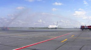 Вместо фейерверков - водная арка: югорских туристов эффектно проводили в Турцию