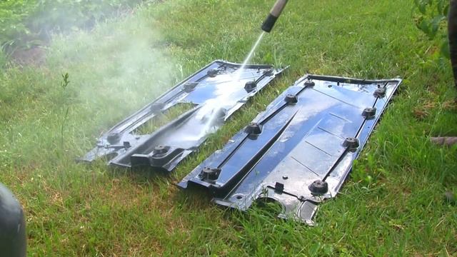 Смываем песчано-соляную дорожную смесь после зимы с защиты днища VW Touran смотреть онлайн