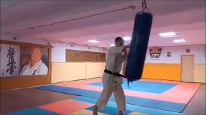 Отработка ударной техники каратэ на боксерском мешке