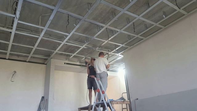 Потолок из гипсокартона, с трековыми светильниками и теневыми профилями.(Часть 1) смотреть онлайн