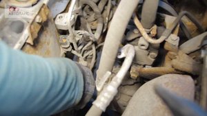 Разбор подкапотного пространства на Mitsubishi Carisma.